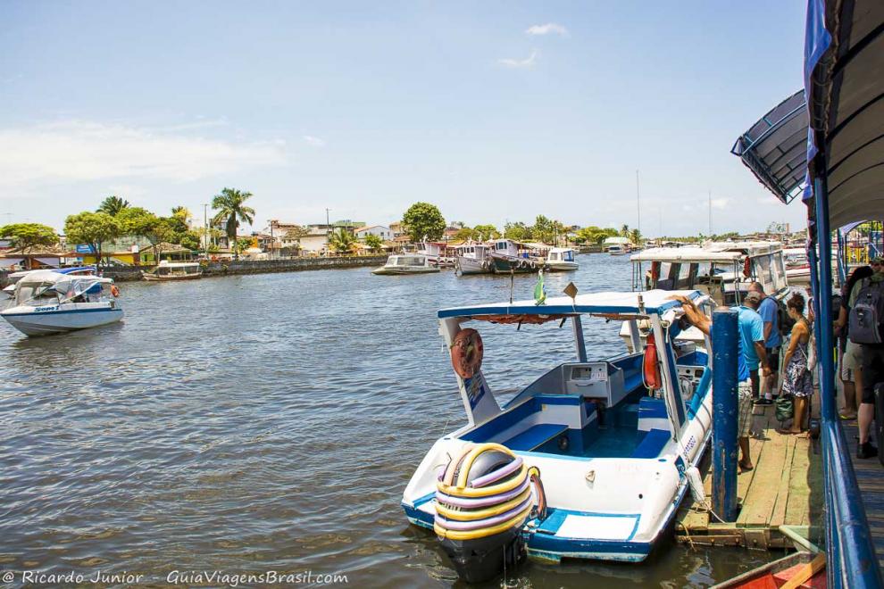 Imagem dos barcos que fazem a travessia para fantástica Ilha de Boipeba.